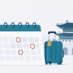 連休の日付に印をつけたカレンダーと旅行かばん、伝統的な門