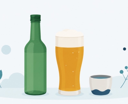 緑色の焼酎瓶とビールグラス、並んで置かれた韓国の酒とその器