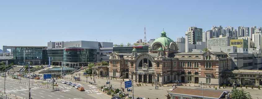 ソウル駅前に建つ赤レンガの旧ソウル駅舎。中央に緑青色のドームを載せ、左手には現在のガラス張りの新駅舎が並ぶ