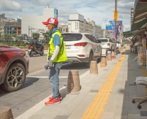 ソウルの駐車場で働く高齢者（撮影＝筆者）