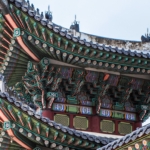 韓国の宮殿の軒に施された丹青(五方色の文様)