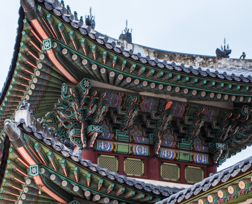 韓国の宮殿の軒に施された丹青(五方色の文様)