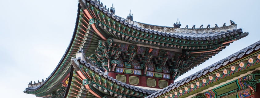 韓国の宮殿の軒に施された丹青(五方色の文様)