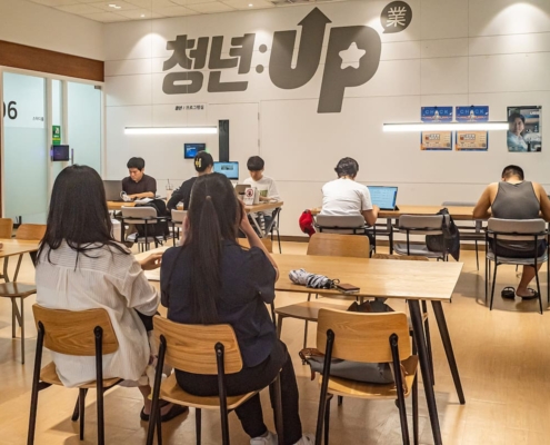 ソウル雇用センターの青年就業支援コーナーに集まった韓国の若者たち