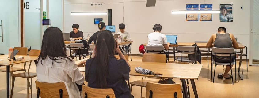 ソウル雇用センターの青年就業支援コーナーに集まった韓国の若者たち
