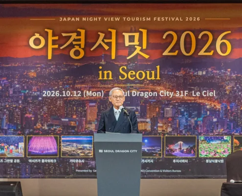 ステージ正面。背面の大型スクリーンに「야경서밋 2026 in Seoul」と開催日・会場名が大きく映り、演台で登壇者が話している。
