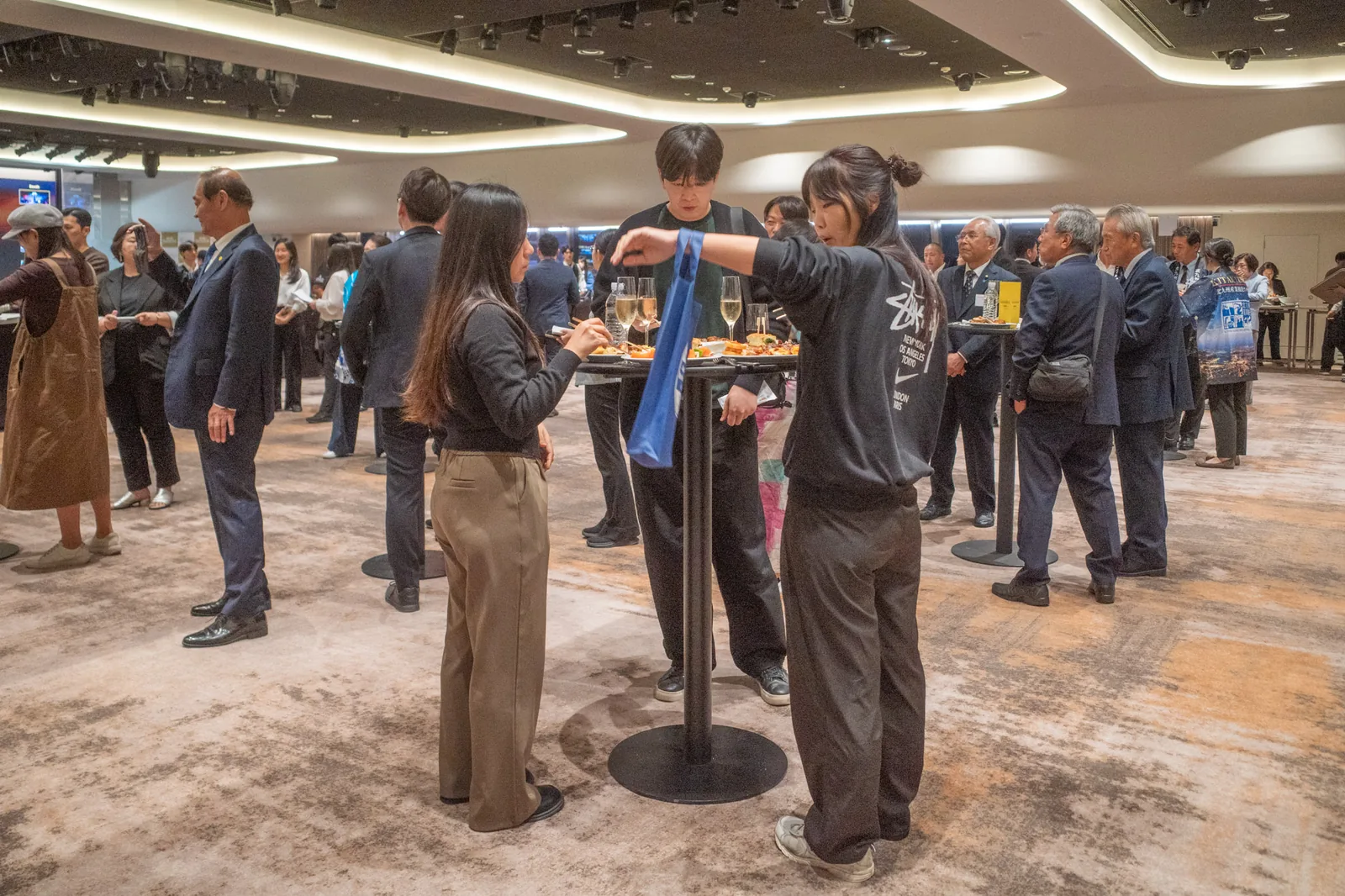 第3部の懇親会。参加者が立ち話をしている。